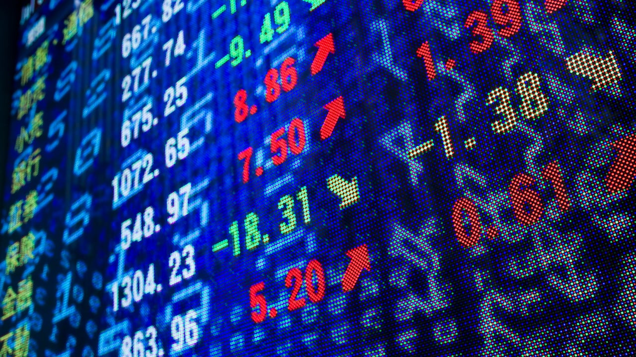En un segundo escenario alternativo, los expertos contemplan un mayor empeoramiento inicial de la situación, pero una mejoría a partir de mediados de este año, lo que llevaría a un crecimiento del PIB del 2,2 % en 2022 y a un rebote del 3,9 % en 2023.