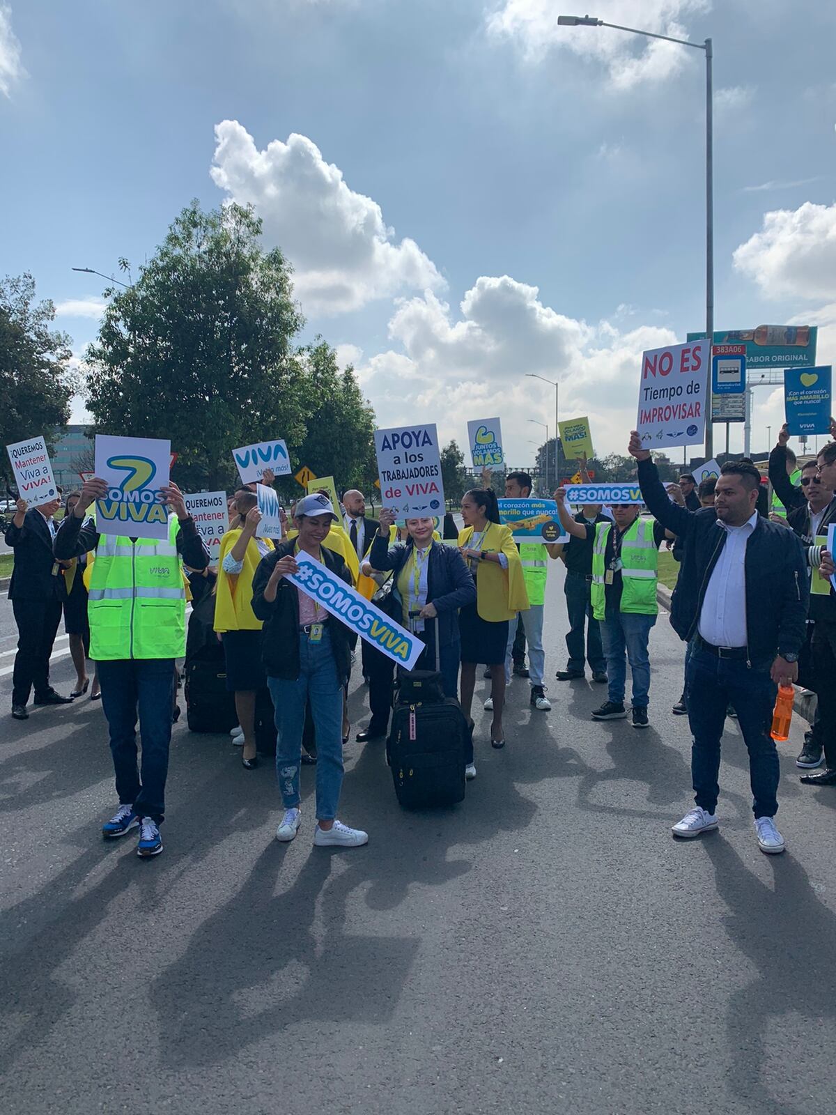 Manifestantes de Viva Air en la calle 26.