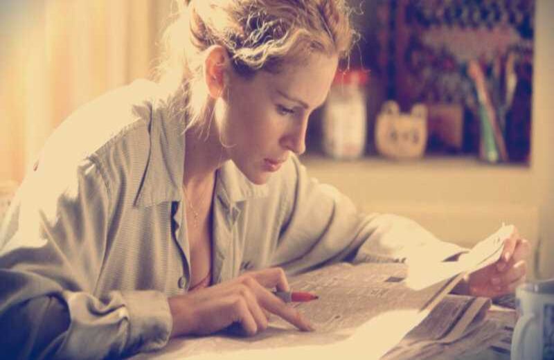 ‘Erin Brockovich’ (2000). Una mujer ruda, brusca y divorciada empieza a trabajar en el despacho de un abogado. Descubre, por medio de sus clientes, que una compañía de gas y electricidad es responsable por las enfermedades de una comunidad entera y decide enfrentarse a la multinacional.  