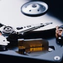 Un disco duro es un dispositivo que permite el almacenamiento de datos.