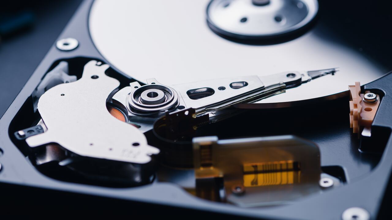 Un disco duro es un dispositivo que permite el almacenamiento de datos.