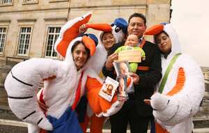 Con disfraces de cigüeñas y muñecos de bebés, los defensores de la prohibición del aborto intentaban convencer a los congresistas para que aprobaran el proyecto que buscaba penalizar esta práctica.