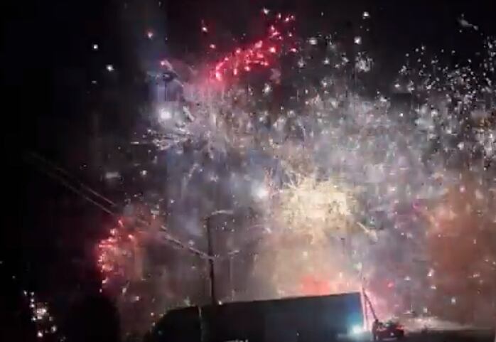 Camión cargado con juegos pirotécnicos explotó en plena carretera y provocó un espectáculo sin igual.