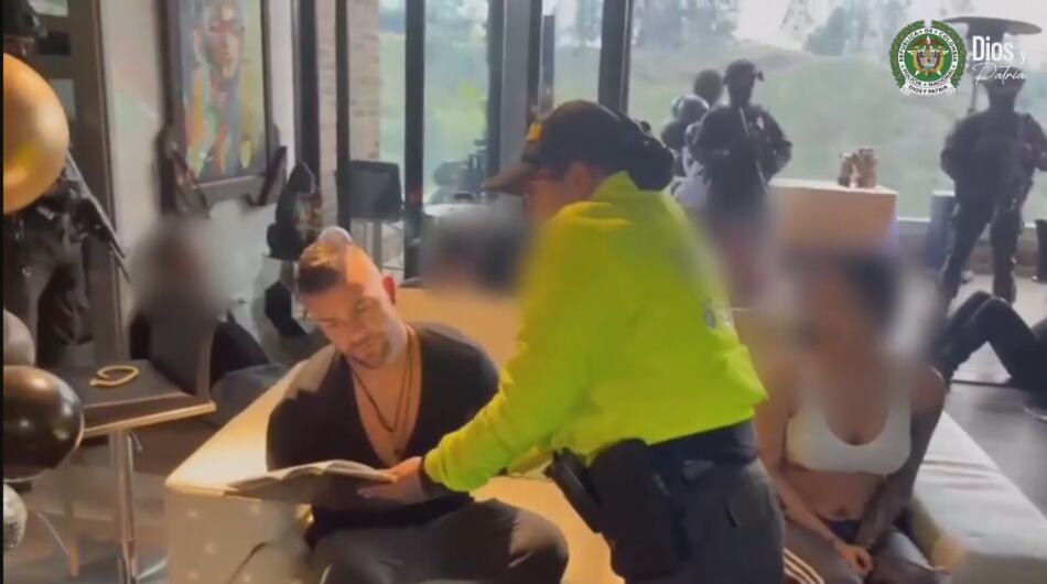 Extranjero detenido en Antioquia por extravagantes fiestas: drogas y pistolas, elementos del expediente.