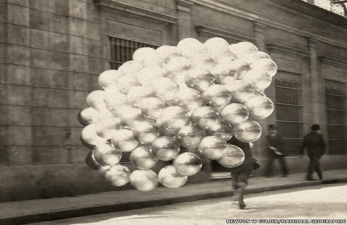 National Geographic y Christie's seleccionaron 125 imágenes, algunas de las cuales nunca se habían puesto a la disposición del público. Un vendedor de globos que recorría las calles de Buenos Aires con su preciada mercancía fue inmortalizado por el fotógrafo Newton W. Gulick. (Foto original de NatGeo / Tomada de BBC Mundo).
