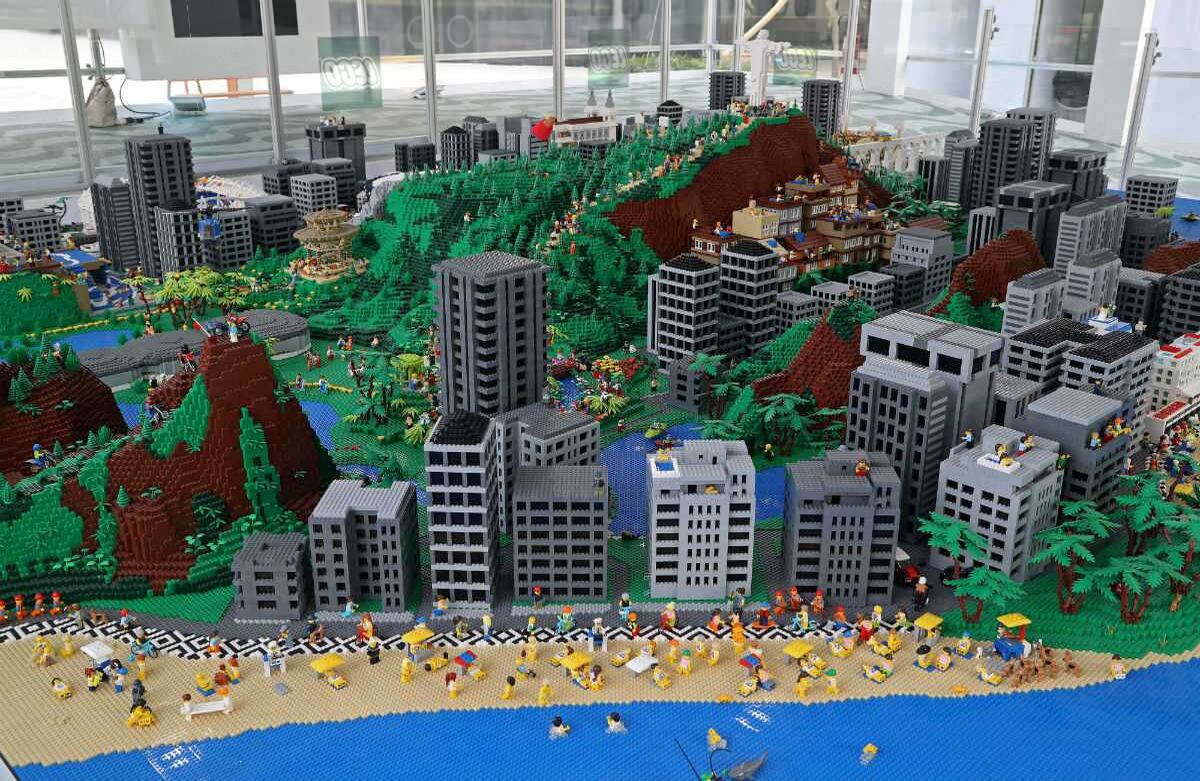 son reproducidas escenas cotidianas de Río de Janeiro, como bañistas disfrutando de la playa de Copacabana, animados bailarines en el desfile de una escola de samba en el Carnaval, jóvenes montando en skate en el Parque de Madureira o en las nuevas ciclovías de la ciudad. EFE/Fernando Maia