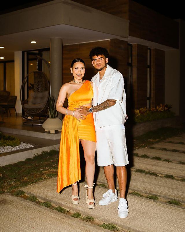 El futbolista sorprendió con una foto junto a su esposa