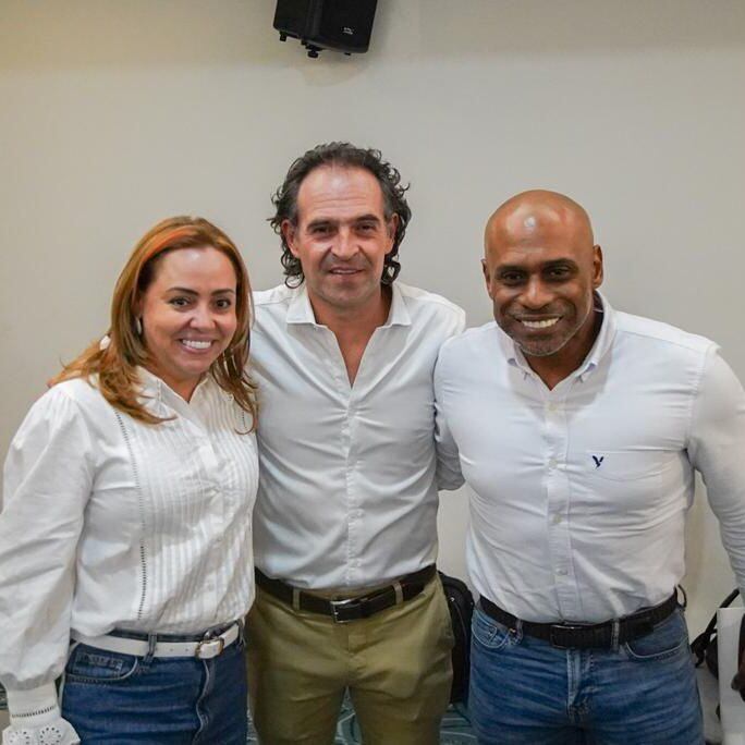 La candidata a la Asamblea de Antioquia, Verónica Arango; Fico Gutiérrez y el candidato al Concejo de Medellín, Milton Vasco.