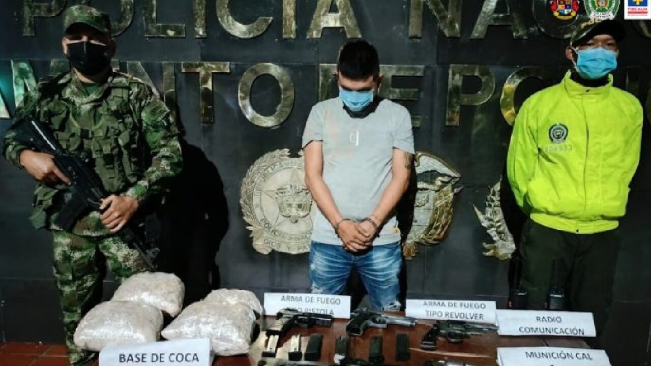 Según la Ficalía, alias Pingüino, sería el encargado de coordinar “el paso de los cargamentos de clorhidrato de cocaína por los ríos Guamuez, San Miguel y Putumayo, rumbo a Ecuador y Brasil.