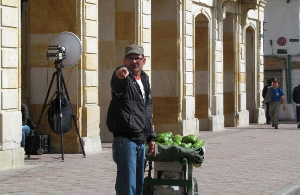 Este vendedor informal reprochó la manifestación: "Agradezcan que por lo menos tienen empleo y no les toca rebuscarse en la calle como a mí, pónganse a trabajar" les gritó a los manifestantes.