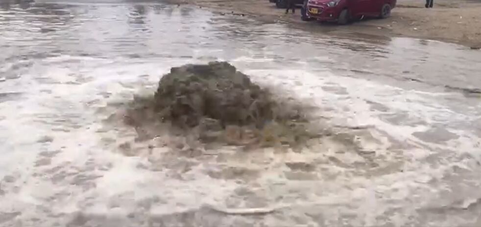 La comunidad local señaló que las autoridades no habían tomado medidas adecuadas para evitar estos desastres, lo que resultó en un colapso total de las alcantarillas durante la tormenta.