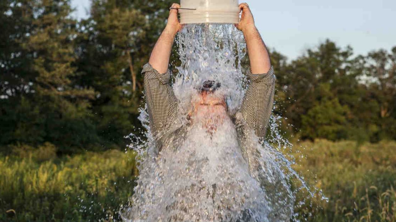 Más de 17 millones de persodas subieron videos a Facebook cumpliendo el reto de la cubeta de hielo.