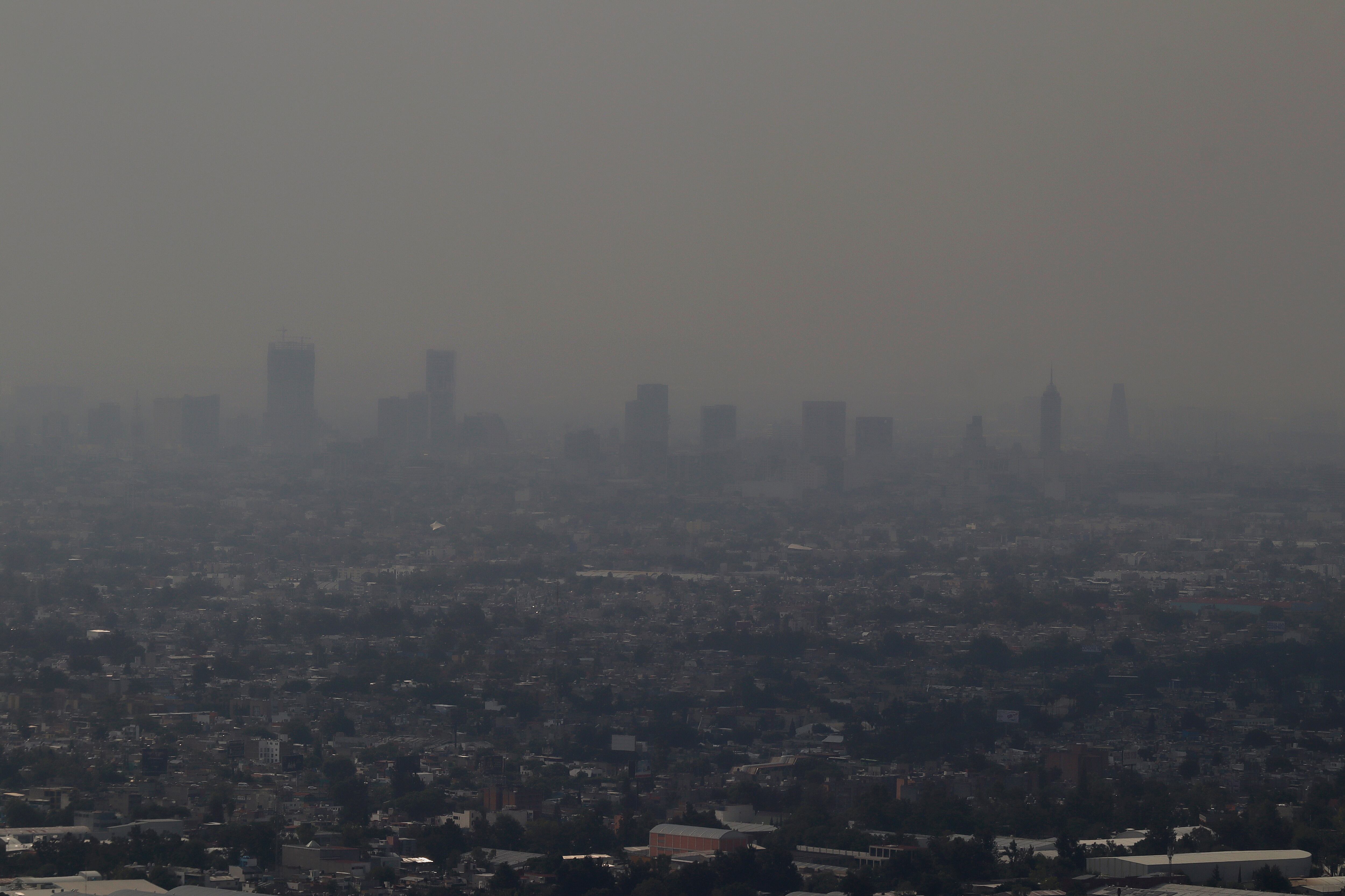 Vista panorámica de edificaciones durante la contingencia ambiental desde el Cerro de la Estrella en Iztapalapa, Ciudad de México.