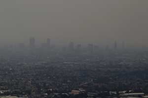 Vista panorámica de edificaciones durante la contingencia ambiental desde el Cerro de la Estrella en Iztapalapa, Ciudad de México.