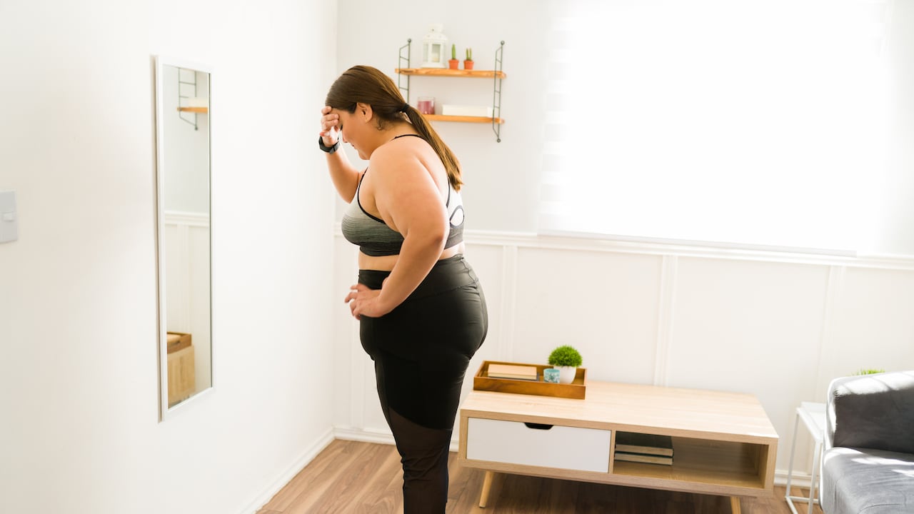 El portal Medical Exercise destaca las malas posturas por tiempo excesivo, el permanecer mucho tiempo sentado y el aumento de padecimientos neurodegenerativos o cardiovasculares como parte de los efectos que pueden aparecer.