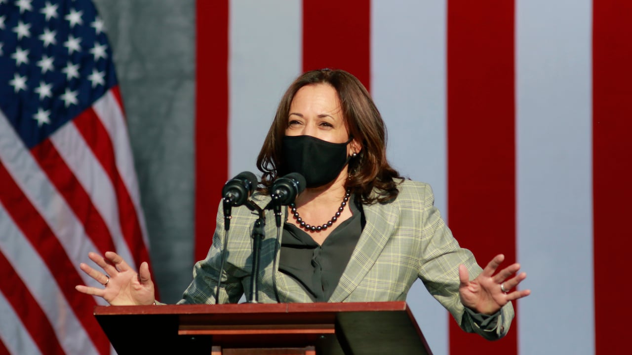 Kamala Harris da un discurso a los asistentes de un evento electoral del 2 de octubre en Las Vegas.