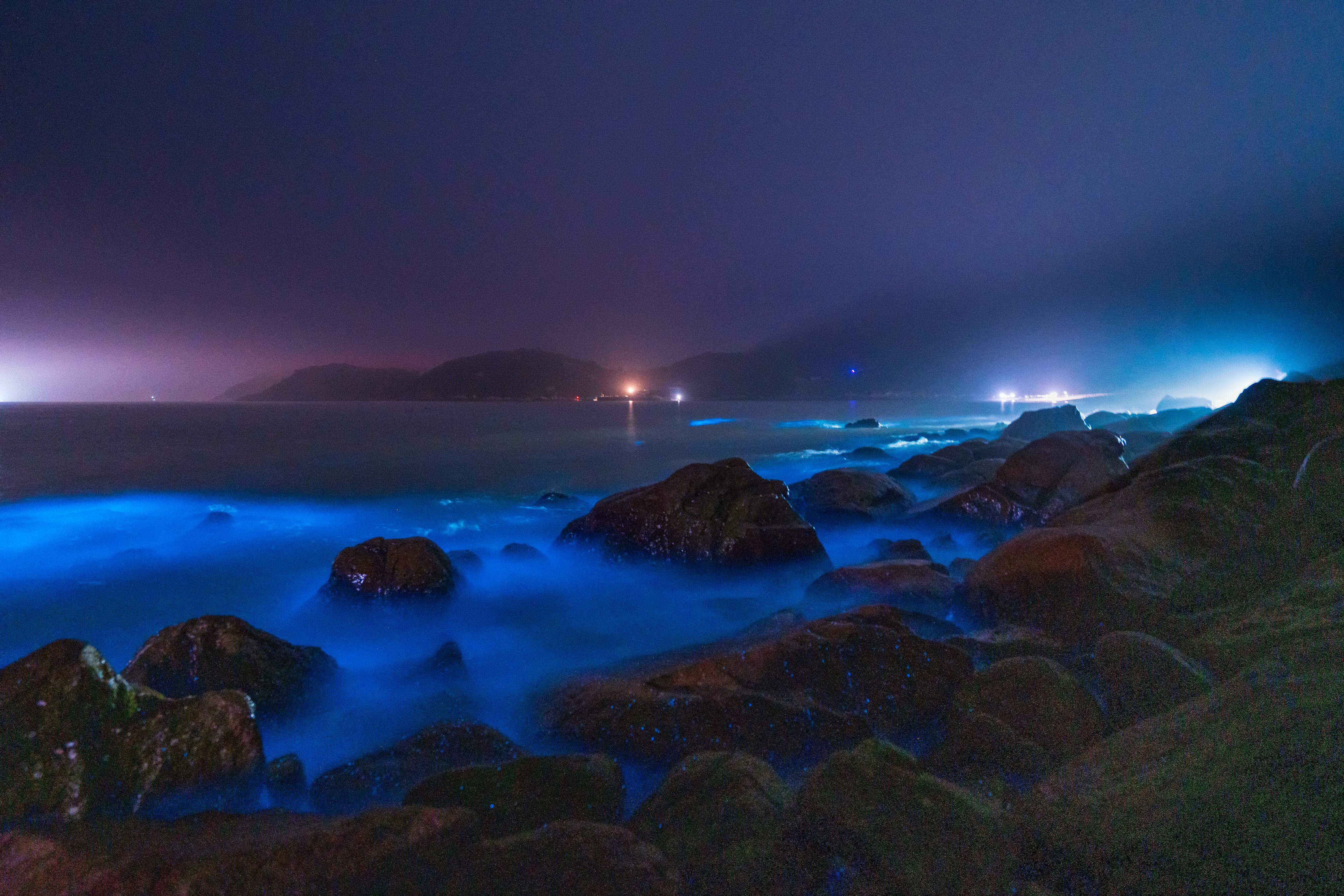 Si quiere pasar un tiempo de descanso en un exótico lugar, visite las playas fluorescentes