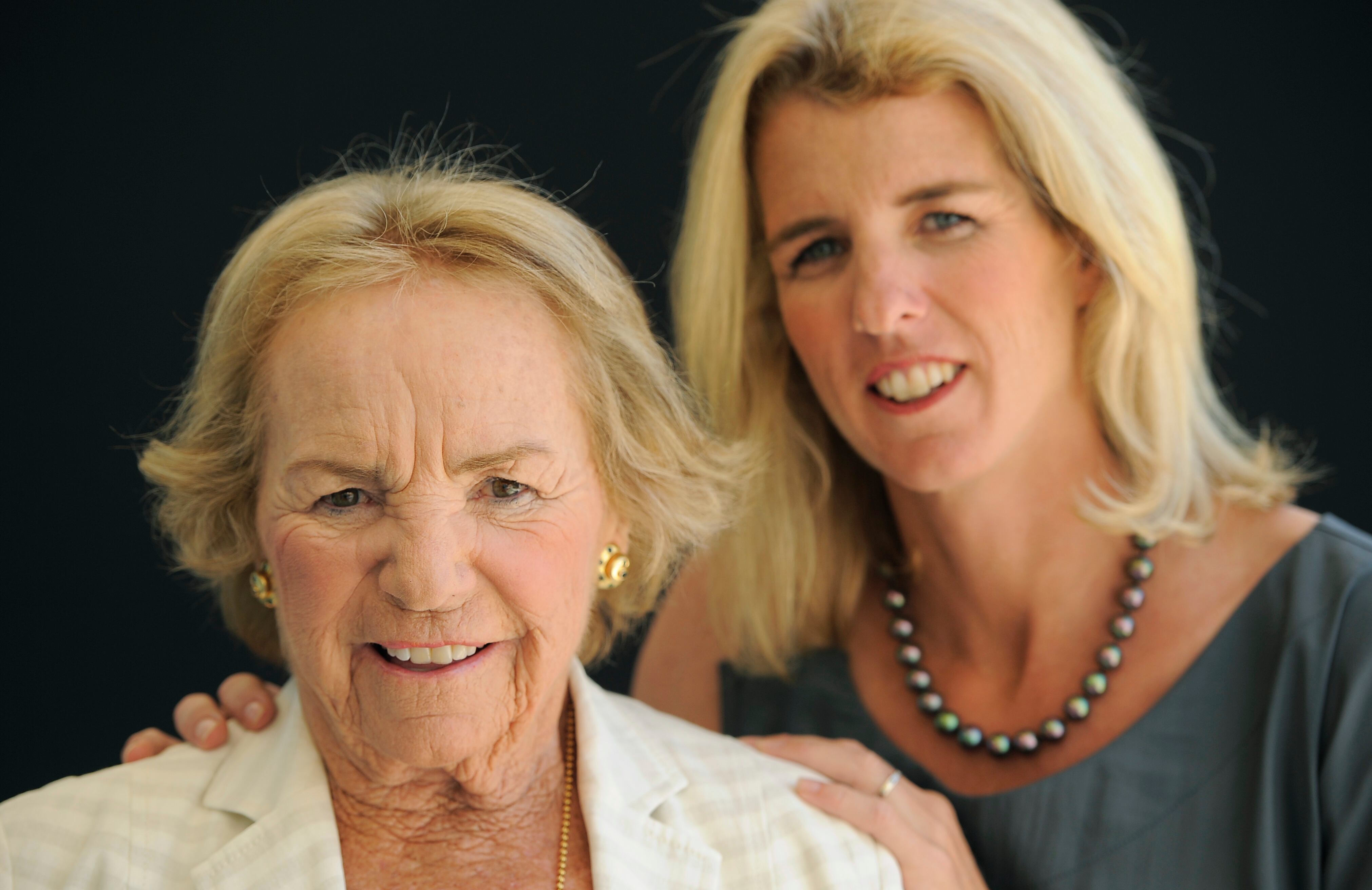 ARCHIVO - Ethel Kennedy, izquierda, posa para una fotografía con su hija Rory Kennedy, quien además dirigió el documental "Ethel", de la cadena HBO, el miércoles 1 de agosto de 2012 en Beverly Hills, California. (Foto de Chris Pizzello/Invision/AP, archivo)