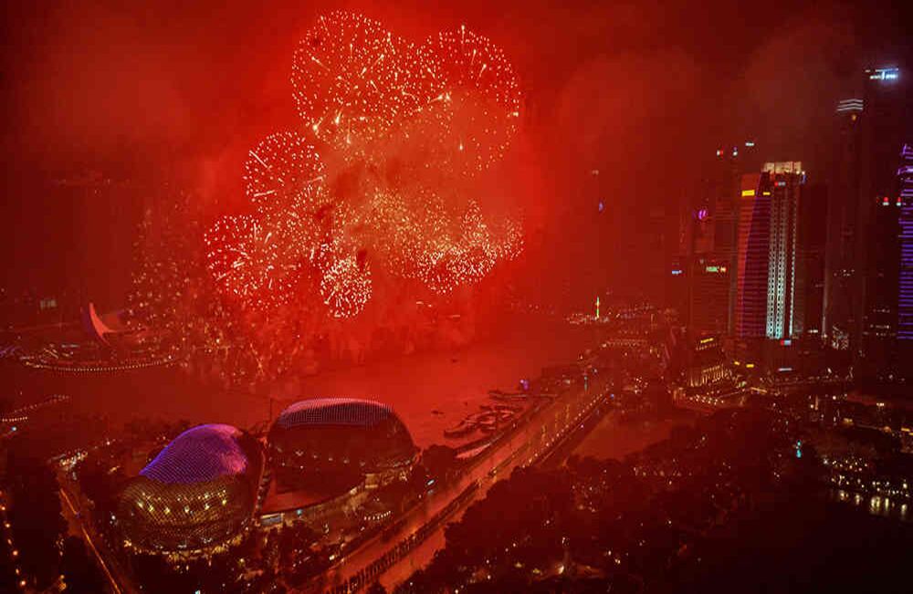 Juegos artificiales en el momento en el que  Singapur recibía el año 2018. Foto de AFP.