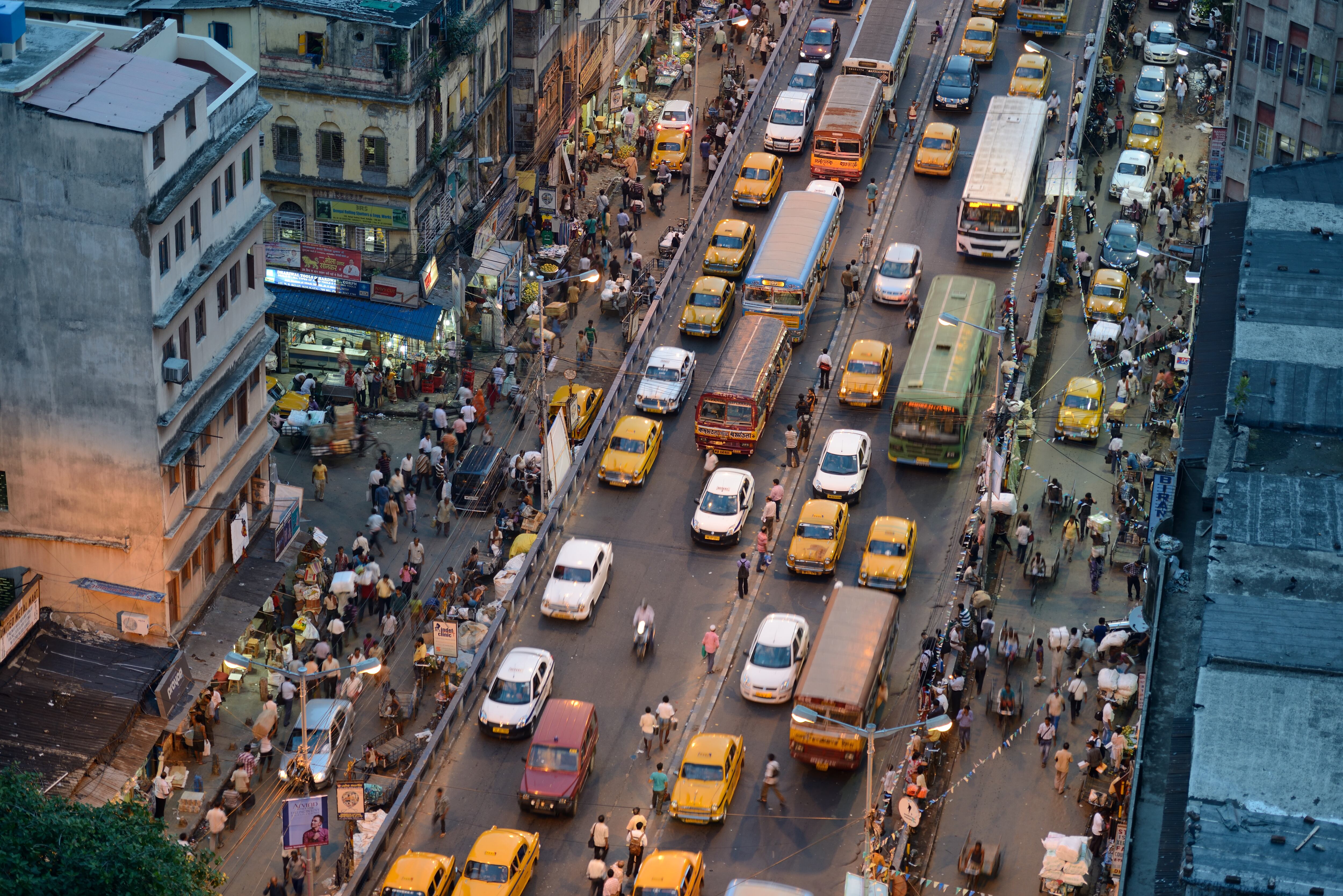 La población india se encuentra en medio de dos cambios ambientales: De la ola del calor, al monzón.