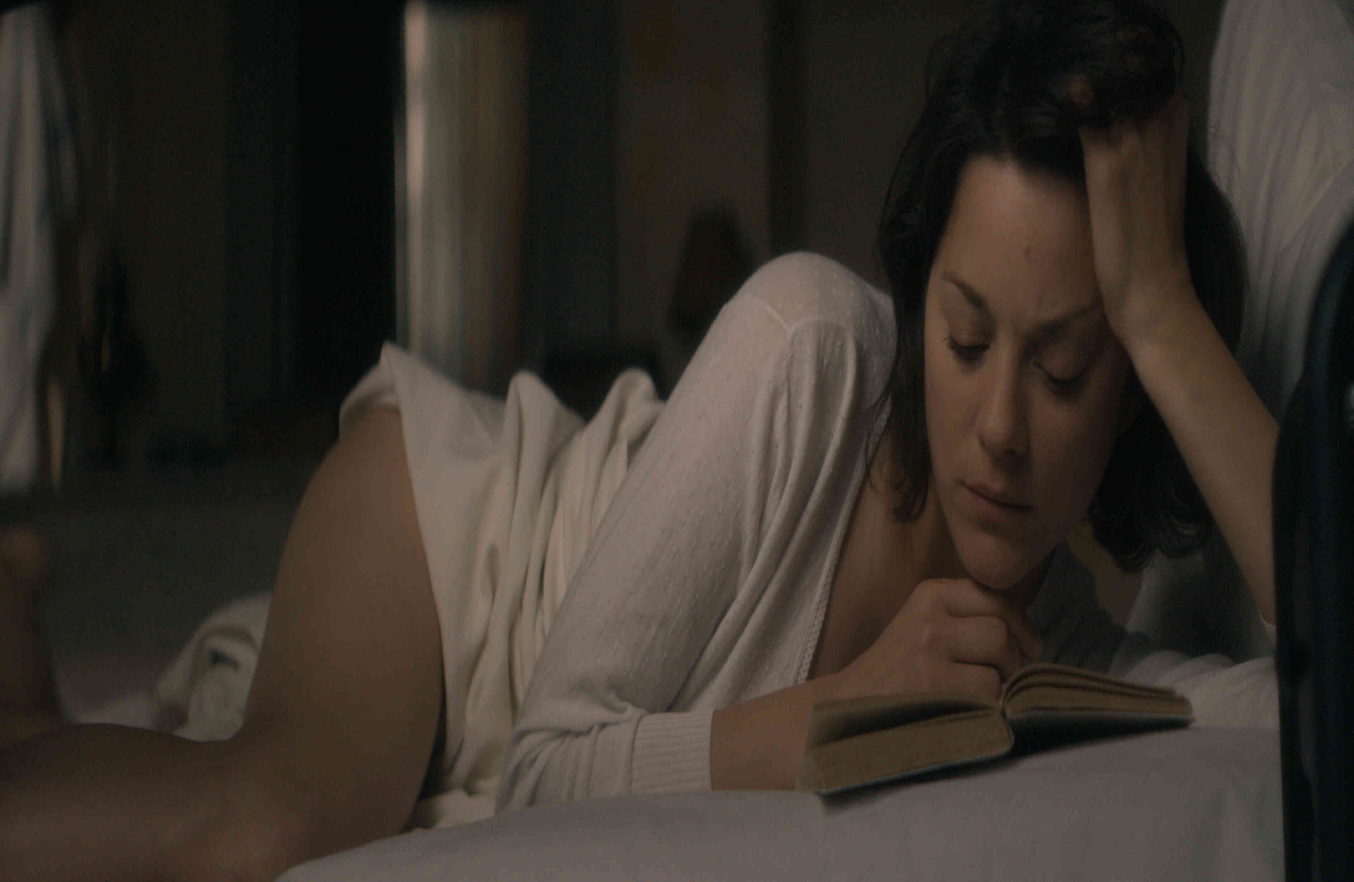 ‘Un momento de amor’ (2016) Una historia de amor desesperado, que hace perder la cordura y sufrir hasta la enfermedad. Cotillard da vida a una joven que sueña con vivir una historia de pasión y en vez se encuentra obligada a casarse por conveniencia. 