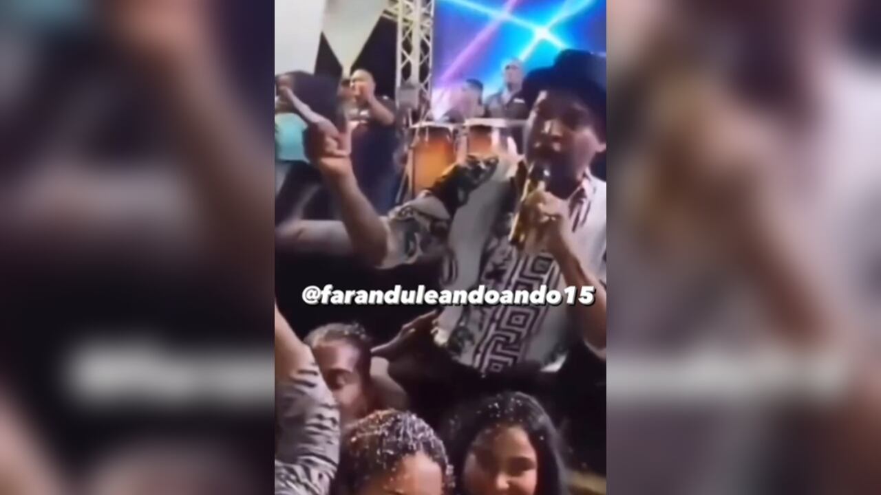 El artista fue manoseado en pleno concierto.