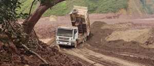 Operarios y técnicos enfrentan el reto de remover columnas de lodo acumuladas que alcanzan hasta 10 metros sobre la vía.