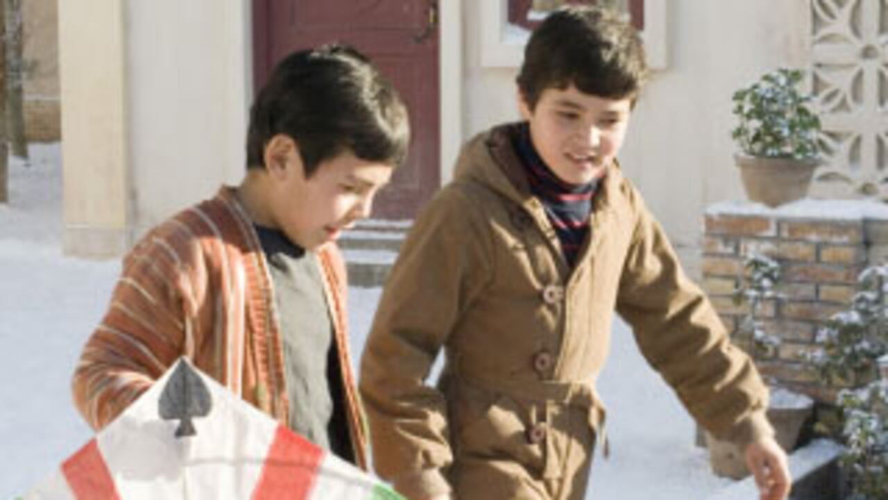 Amir y Hassan tendrán siempre, en la memoria, el momento de la infancia en el que aún volaban cometas