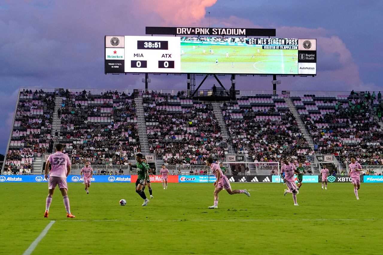 Los jugadores de Inter Miami y Austin FC compiten por el balón durante la primera mitad de un partido de fútbol de la MLS en el estadio DRV PNK, el sábado 1 de julio de 2023 en Fort Lauderdale, Florida (AP Photo/Lynne Sladky)