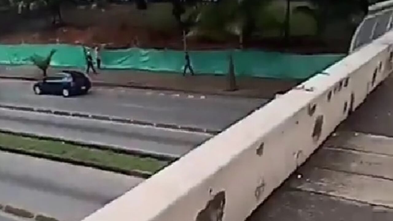 Se robaron las barandas del puente peatonal del Hospital Departamental de Cali