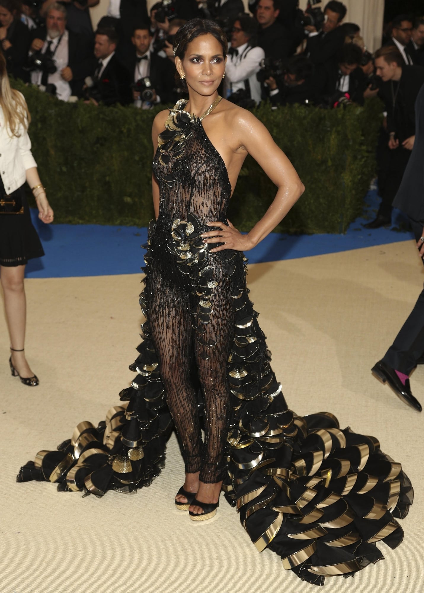 La actriz estadounidense Halle Berry posa a su llegada para la gala benéfica del Instituto del Vestuario del Museo Metropolitano de Arte, que celebra la inauguración de la exposición "Rei Kawakubo/Comme des Garçons: Art of the In-Between".