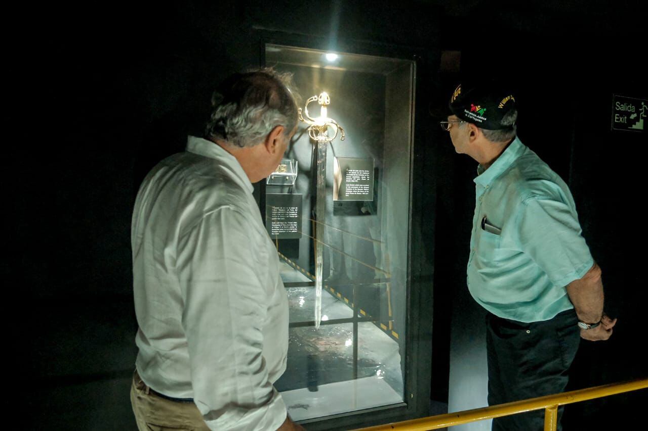 William Dau en la exposición de las Piezas de Galeón San José.