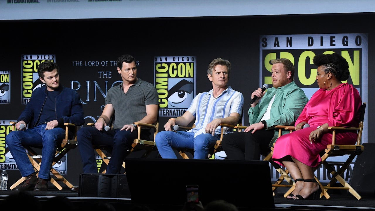 De izquierda a derecha Robert Aramayo, Benjamin Walker, Charles Edwards, Owain Arthur y Sophia Nomvete en un panel de 'El Señor de los Anillos: Los anillos de poder' en el segundo día de la Comic-Con el viernes 22 de julio de 2022 en San Diego. (Foto Richard Shotwell/Invision/AP)
