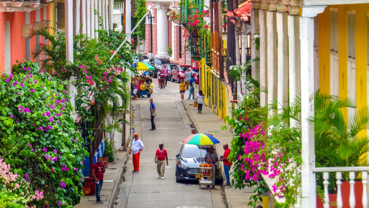 Arquitectos que estudian la historia y los orígenes de la ciudad sostienen que los balcones fueron adoptados por las construcciones de la ciudad amurallada para brindar ventilación y refrescar las viviendas durante las temporadas más calurosas del año. Así fueron adquiriendo características como su colorido, amplitud y altura. En estos también se pueden ver influencias coloniales como la robustez de sus balaustres y bolillos, y el uso del cemento como material principal de trabajo en las construcciones.