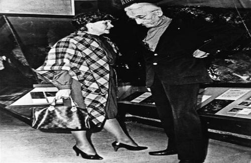 Gloria Valencia al lado del explorador e investigador Jacques-Yves Cousteau.
