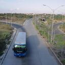 La nueva arteria se construyó en doble calzada, de 22 metros de ancho, con dos carriles cada una, un separador central, andén para peatones, zonas verdes y alumbrado público.