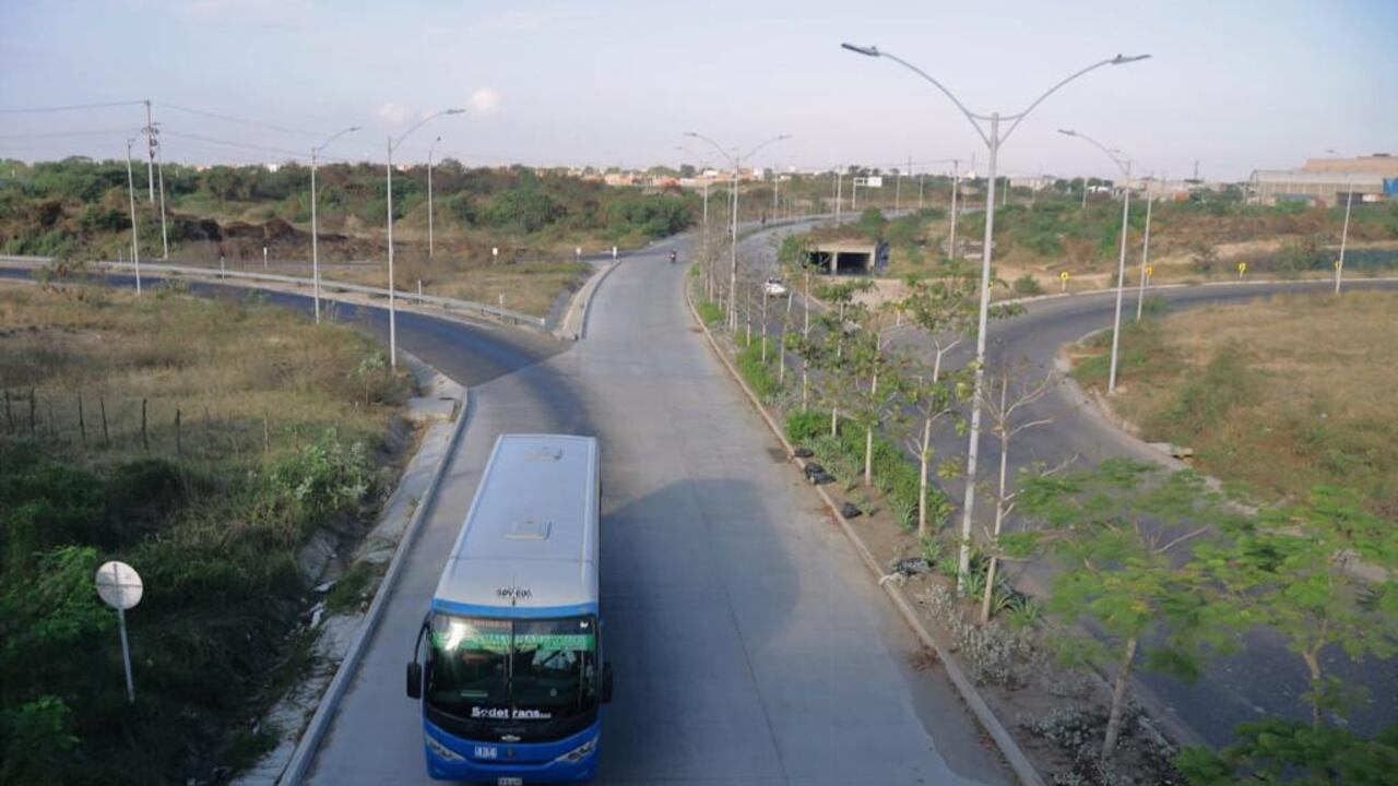 La nueva arteria se construyó en doble calzada, de 22 metros de ancho, con dos carriles cada una, un separador central, andén para peatones, zonas verdes y alumbrado público.