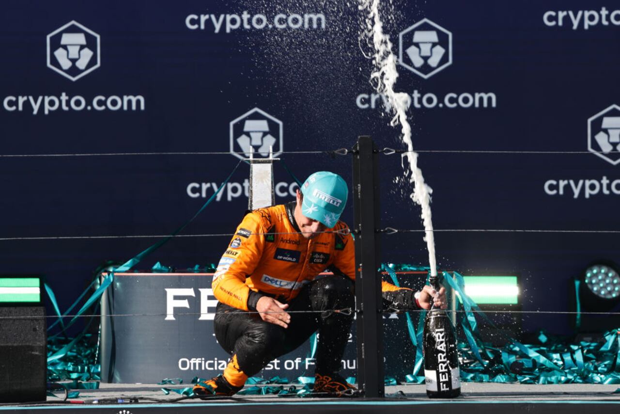 Lando Norris de McLaren en el podio después del Gran Premio de Miami de Fórmula 1 en el Autódromo Internacional de Miami en Miami, Estados Unidos