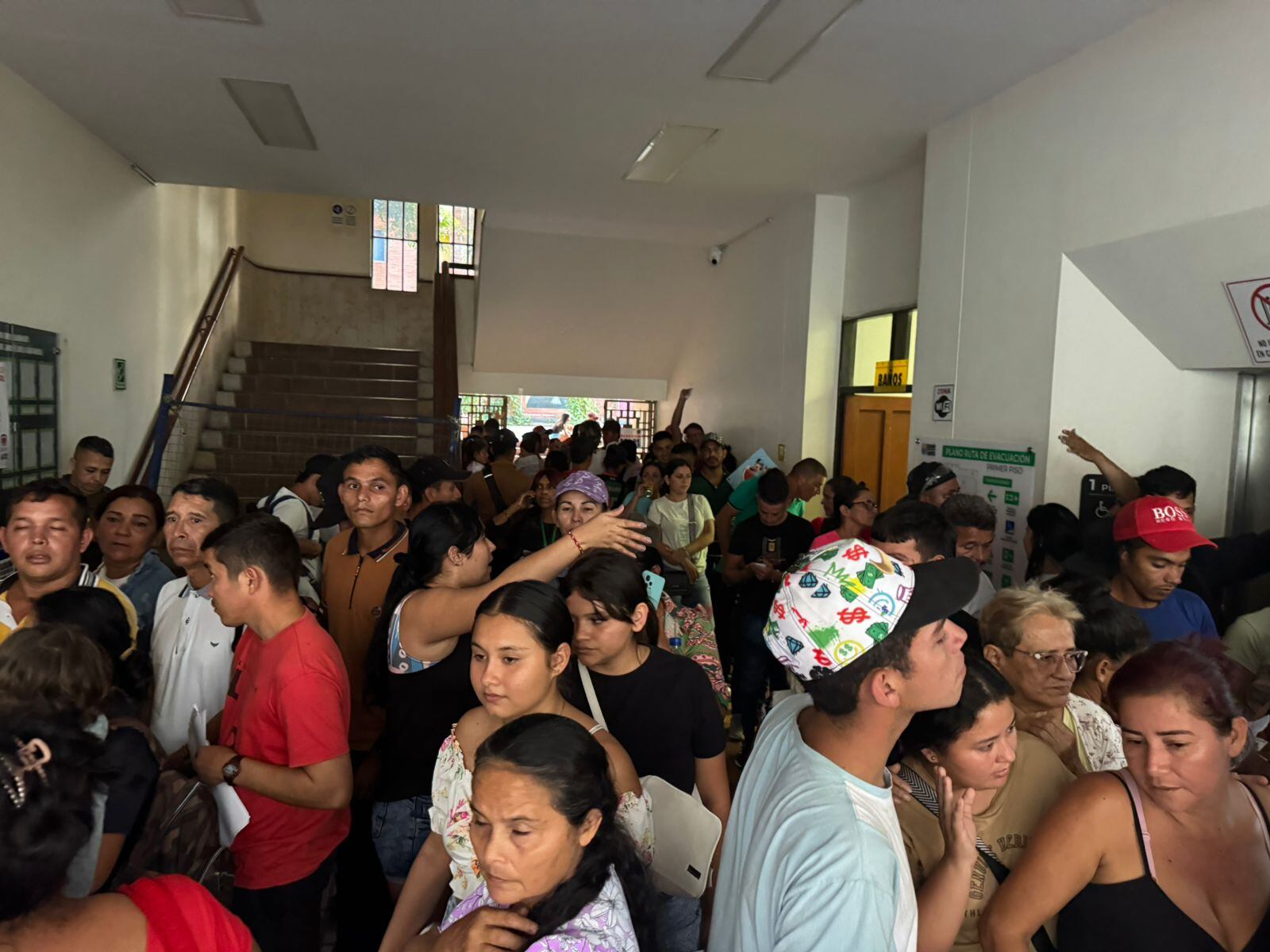 Familias desplazadas del Catatumbo llegan a la alcaldía de Cúcuta.
