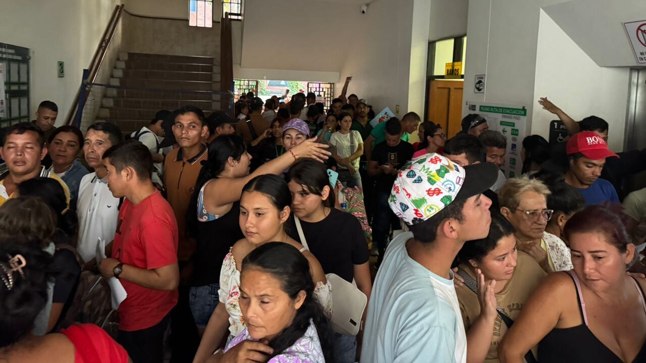 Familias desplazadas del Catatumbo llegan a la alcaldía de Cúcuta.