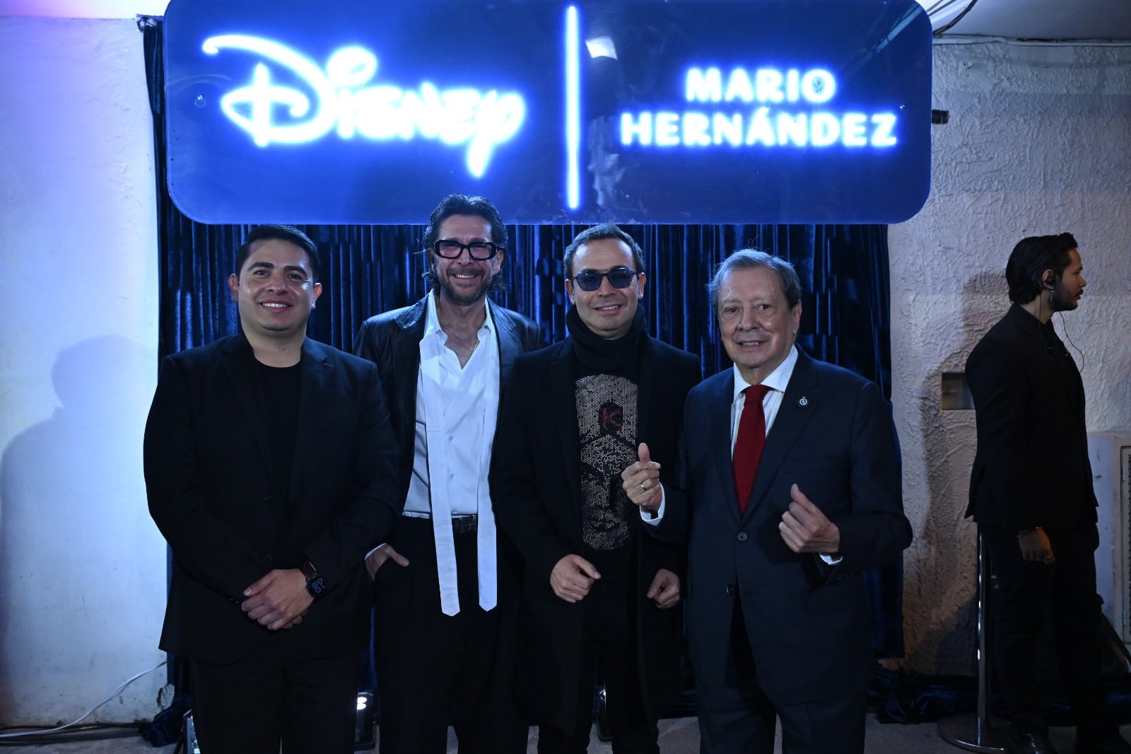 De izquierda a derecha: el director de Mercadeo de Deepal y Changan en Colombia, Cristian Camilo Camelo; Andrés Hernández, gerente del Centro Comercial Santafé; Juan Carlos López, gerente general de Deepal y Changan en Colombia y Mario Hernández.