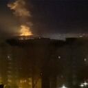 Una llama se alza en una zona cercana al río Dniéper en Kiev, Ucrania, el jueves 24 de febrero de 2022. Tropas rusas lanzaron el jueves un ataque sobre Ucrania. (Mary Ostrovska via AP)