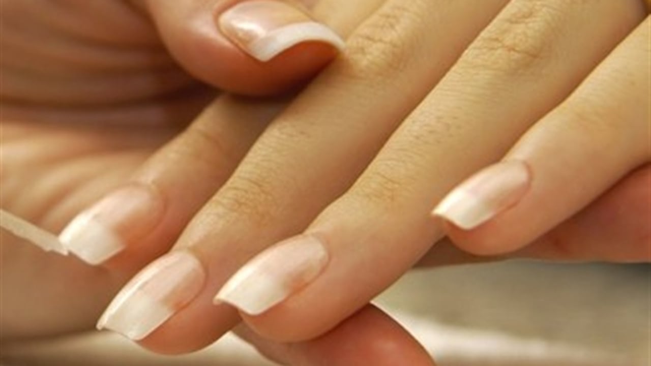 Uñas. Según expertos manicuristas para unos delgados lo más indicado son unas uñas cuadradas en forma recta.