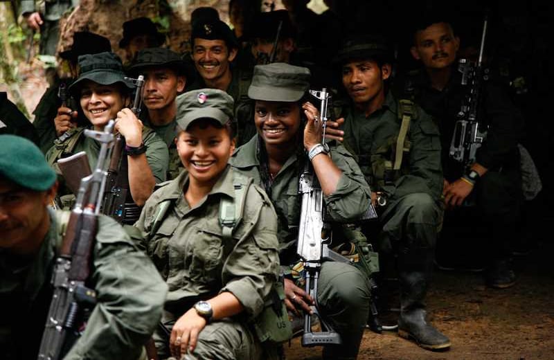 En estos días los guerrilleros pasan más tiempo en las aulas que en las trincheras. A pesar de que son jóvenes, son veteranos en las Farc. Cada uno lleva por lo menos 15 años en las filas guerrilleras. 