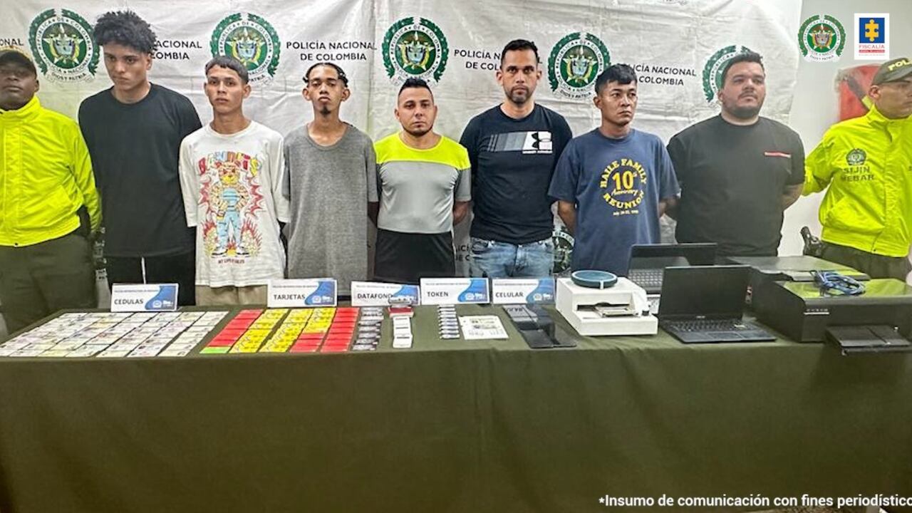 Los siete capturados en Barranquilla por falsificación de documentos para defraudar a bancos.