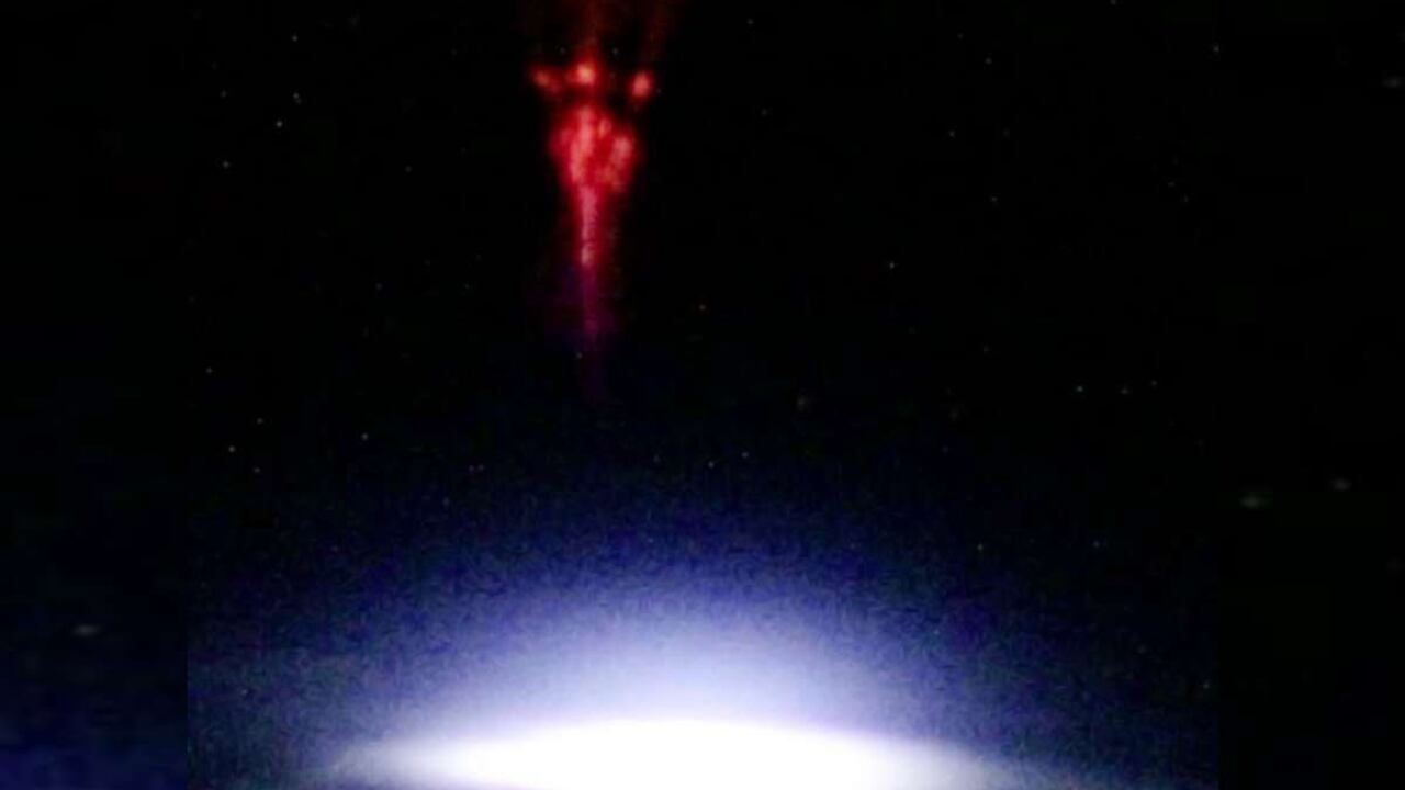 Imagen del duende rojo sobre una tormenta captado en octubre desde la Estación Espacial Internacional.