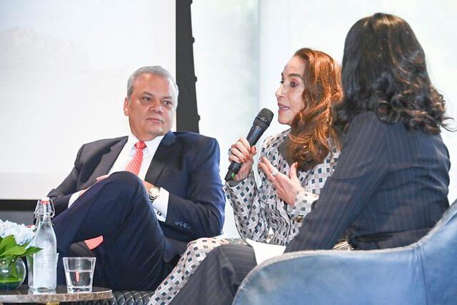 Ovidio Claros en un acto oficial apoyando el desarrollo del sector moda en Bogotá.