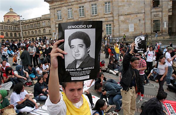 El 6 de marzo las víctimas de crímenes por razones políticas salieron para pedir justicia y verdad sobre las muertes de sus familiares. 