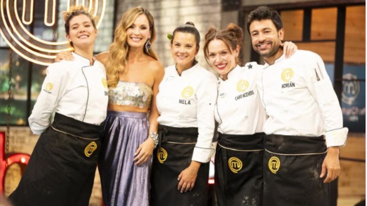 Finalistas de MasterChef Celebrity 2023 al lado de la presentadora Claudia Bahamón.
