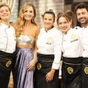 Finalistas de MasterChef Celebrity 2023 al lado de la presentadora Claudia Bahamón.
